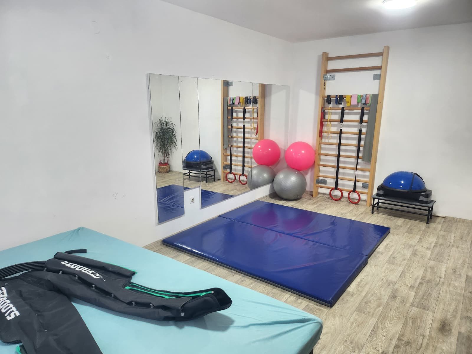 Prostor za rehabilitaciju u kabinetu Fiziosens u Leskovcu sa strunjačama, loptama za vežbanje i prirodnim svetlom