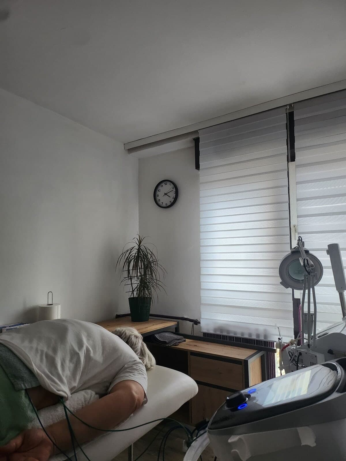 Terapijska soba Fiziosensa u Leskovcu — sto za terapiju i aparat za elektroterapiju uz prirodno svetlo