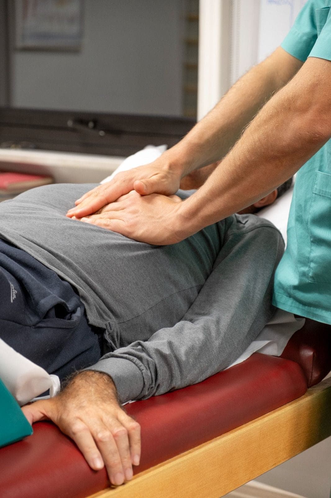 Terapeutska masaža leđa — ručna terapija fizioterapeuta u kabinetu Fiziosens u Leskovcu